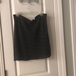 Old Navy gray and black floral skirt. Size small.